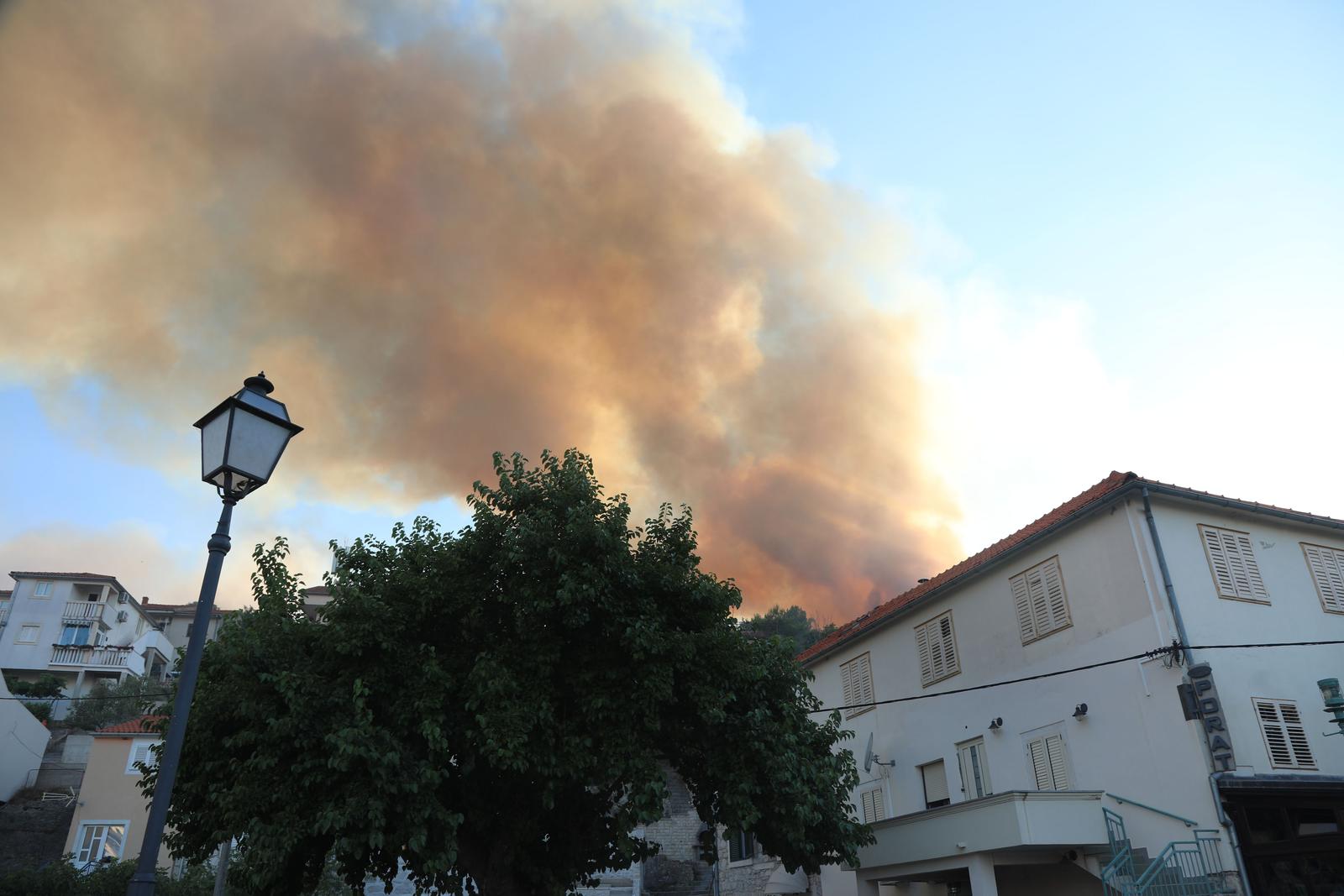 Zaton ostao bez struje, stanovnici na ulicama, a vatra još nije ugašena Zaton ostao bez struje, stanovnici na ulicama, a vatra još nije ugašena