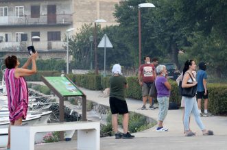 Zaton ostao bez struje, stanovnici na ulicama, a vatra još nije ugašena