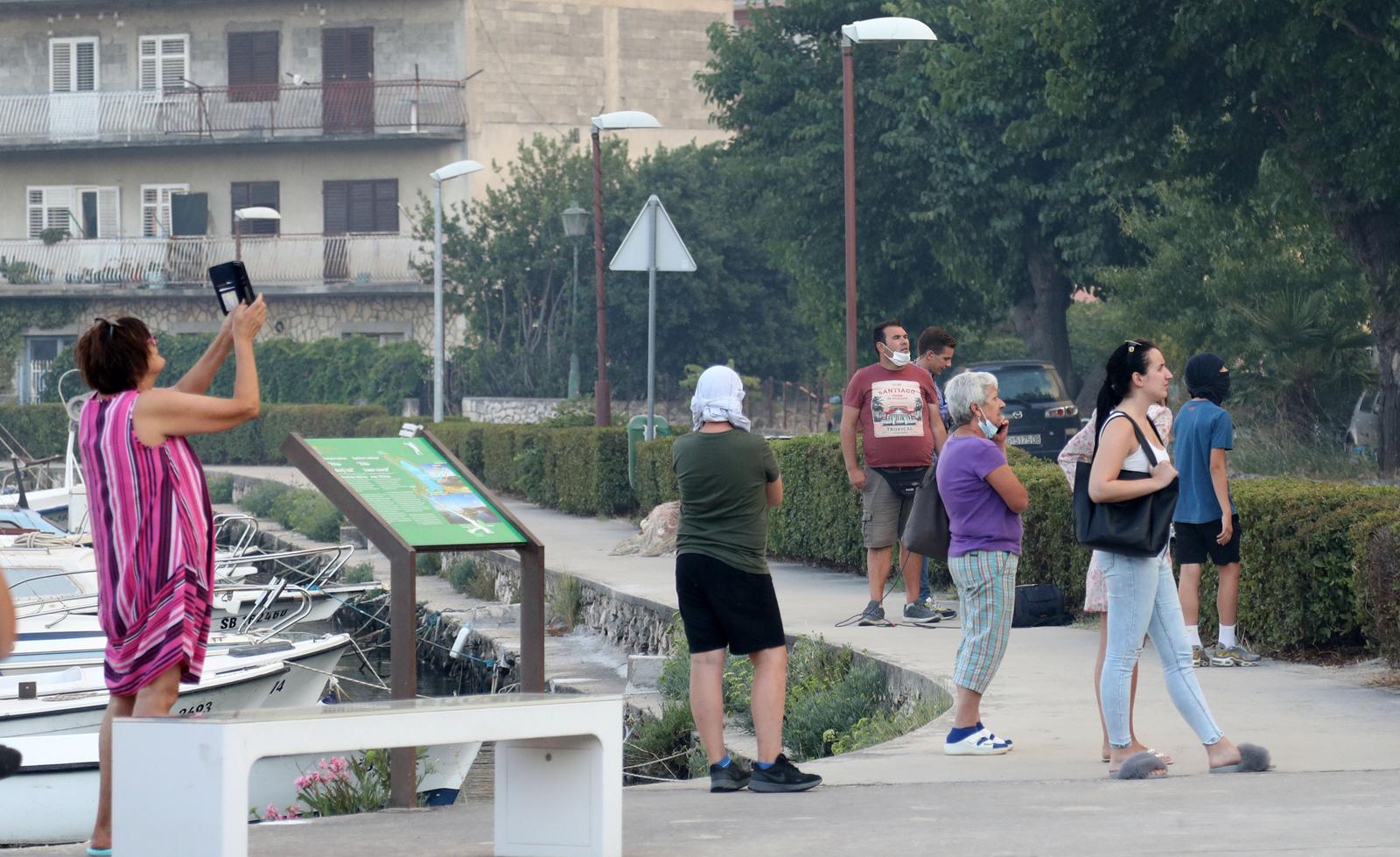 Zaton ostao bez struje, stanovnici na ulicama, a vatra još nije ugašena Zaton ostao bez struje, stanovnici na ulicama, a vatra još nije ugašena