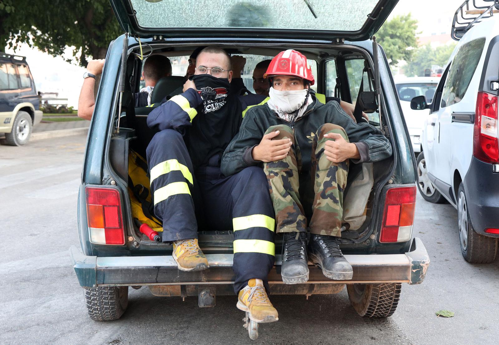 Zaton ostao bez struje, stanovnici na ulicama, a vatra još nije ugašena Zaton ostao bez struje, stanovnici na ulicama, a vatra još nije ugašena
