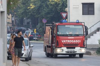 Zaton ostao bez struje, stanovnici na ulicama, a vatra još nije ugašena