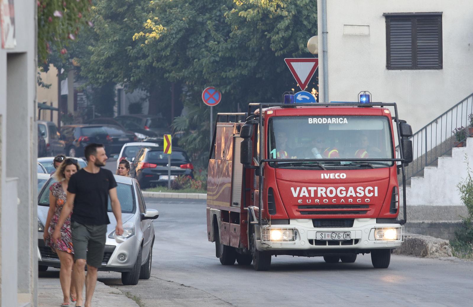 Zaton ostao bez struje, stanovnici na ulicama, a vatra još nije ugašena Zaton ostao bez struje, stanovnici na ulicama, a vatra još nije ugašena