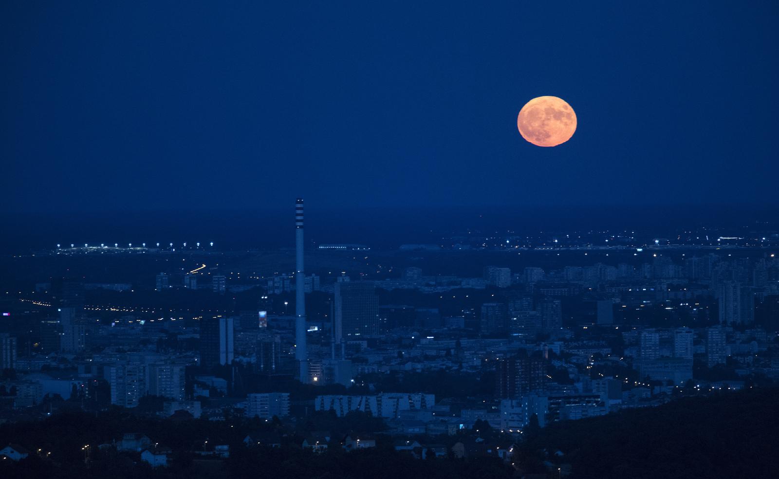 Najveći ovogodišnji supermjesec iznad panorame Zagreba Najveći ovogodišnji supermjesec iznad panorame Zagreba