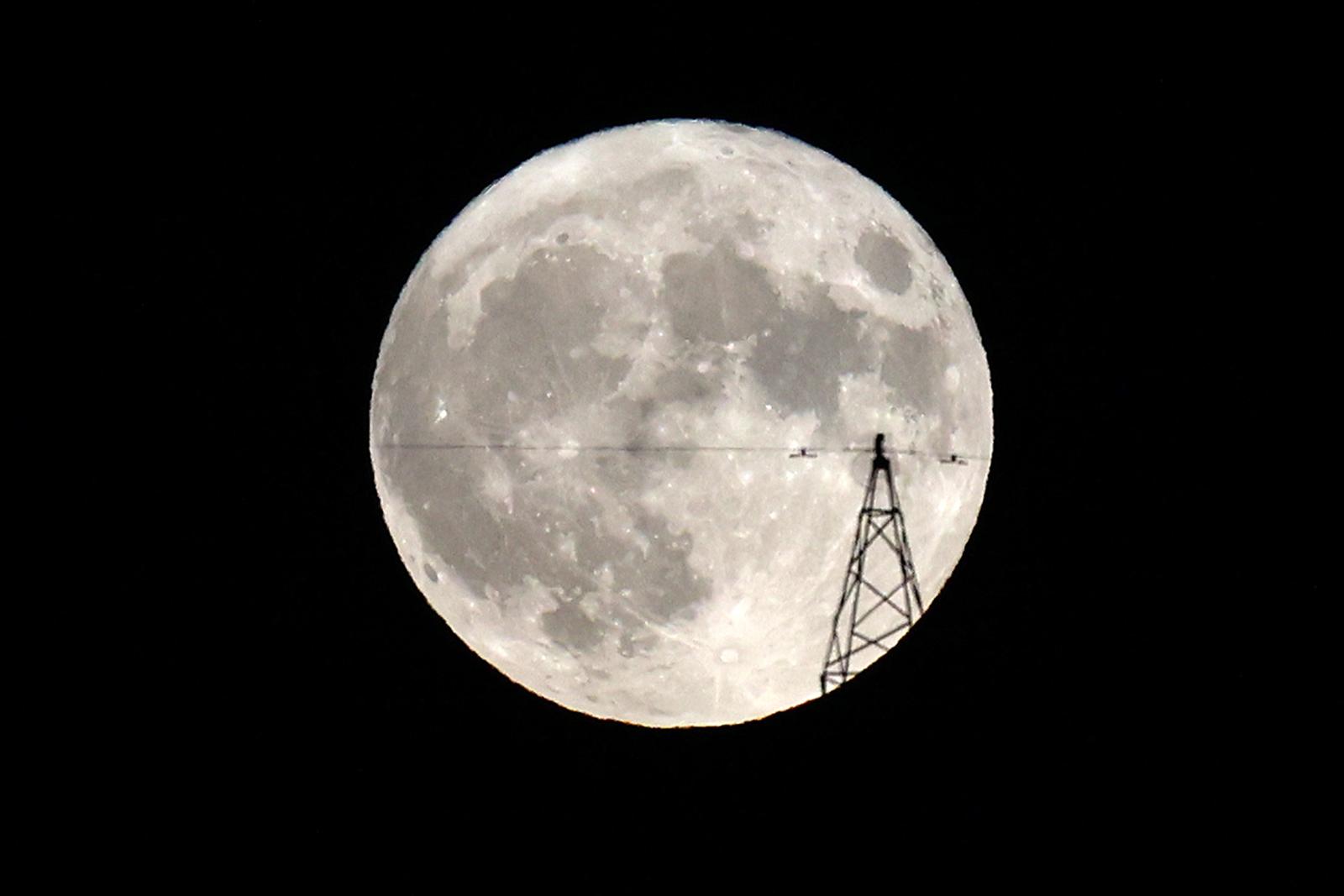 Supermjesec iznad Sarajeva Supermjesec iznad Sarajeva