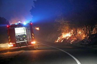 Požar se zbog jakog vjetra proširio na brdo pored Zatona