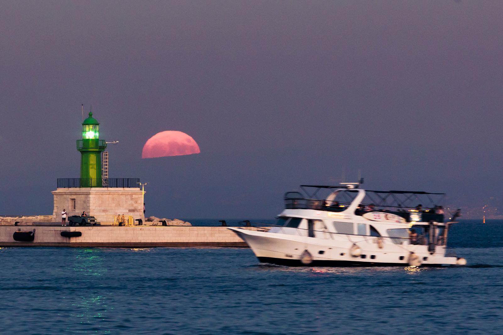 Split: Supermjesec izlazi iza svjetionika u Gradskoj luci Split: Supermjesec izlazi iza svjetionika u Gradskoj luci