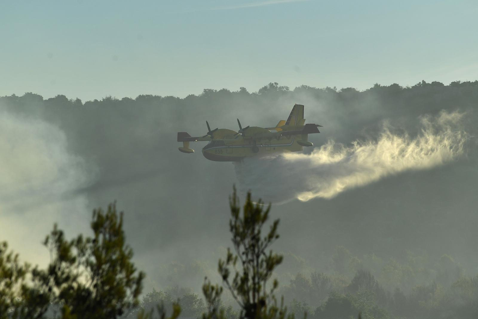 Vodice: Jutros na požarište područja Okit stigli kanaderi Vodice: Jutros na požarište područja Okit stigli kanaderi