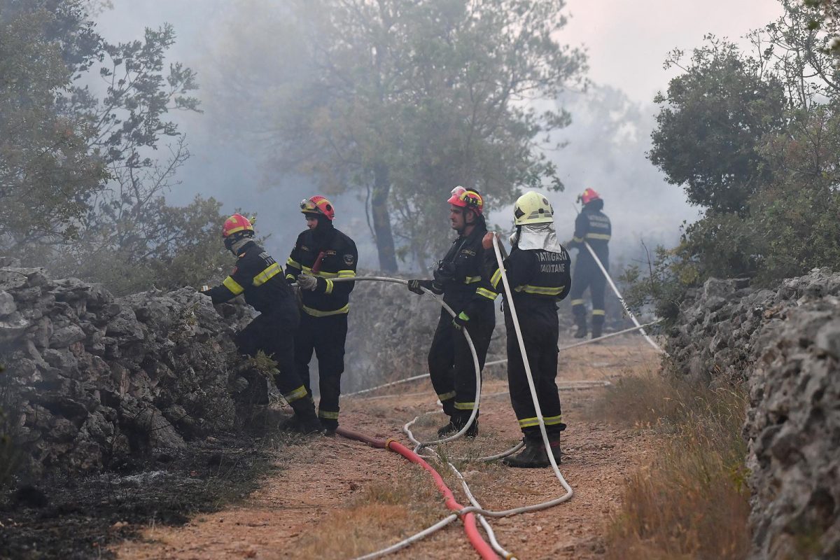 Vodice: Jutros na požarište područja Okit stigli kanaderi
