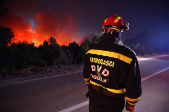 Vodice: Jutros na požarište područja Okit stigli kanaderi