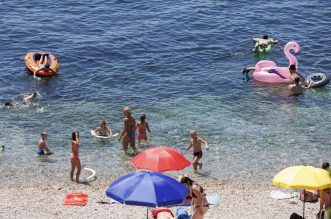 Rijeka: Građani i turisti uživaju u morskim aktivnostima na plaži Ploče