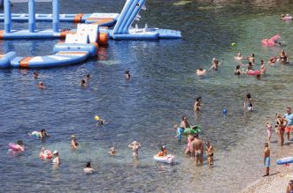 Rijeka: Građani i turisti uživaju u morskim aktivnostima na plaži Ploče