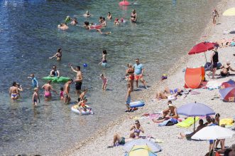 Rijeka: Građani i turisti uživaju u morskim aktivnostima na plaži Ploče