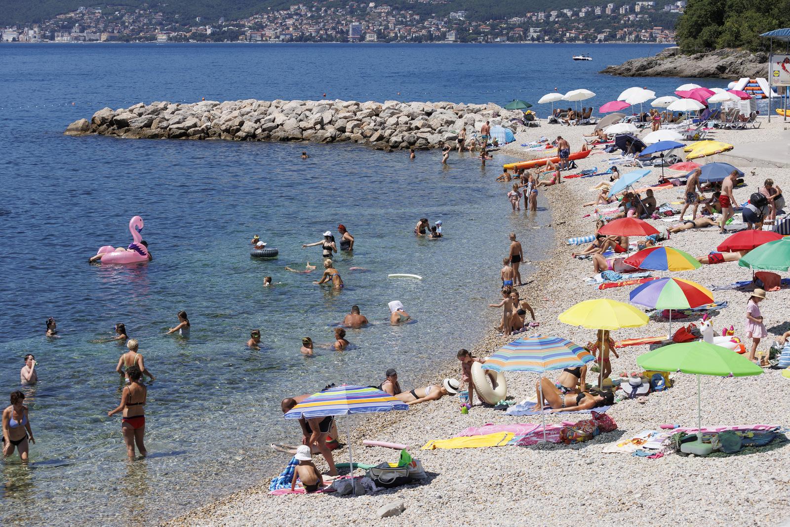 Rijeka: Građani i turisti uživaju u morskim aktivnostima na plaži Ploče Rijeka: Građani i turisti uživaju u morskim aktivnostima na plaži Ploče