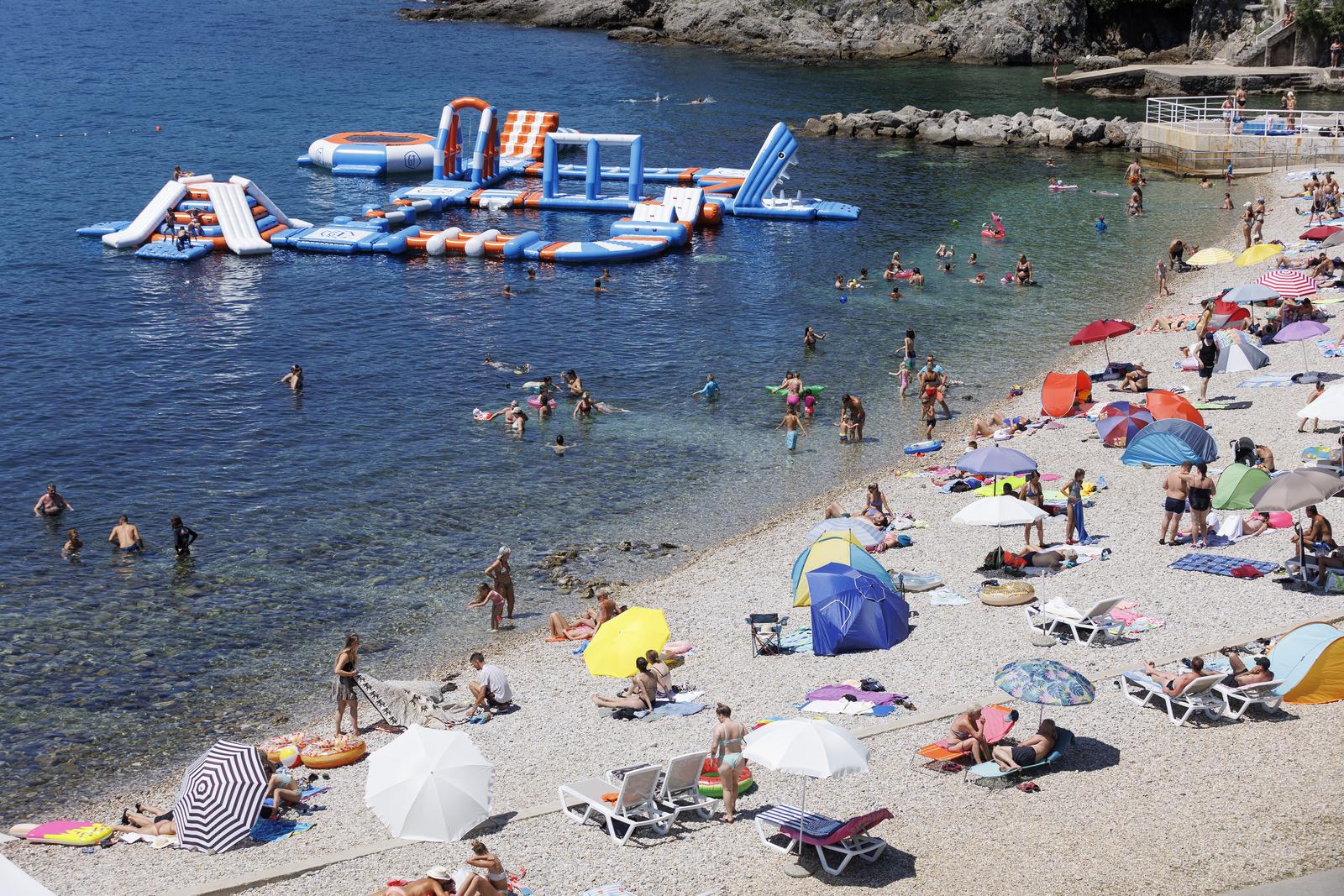 Rijeka: Građani i turisti uživaju u morskim aktivnostima na plaži Ploče Rijeka: Građani i turisti uživaju u morskim aktivnostima na plaži Ploče