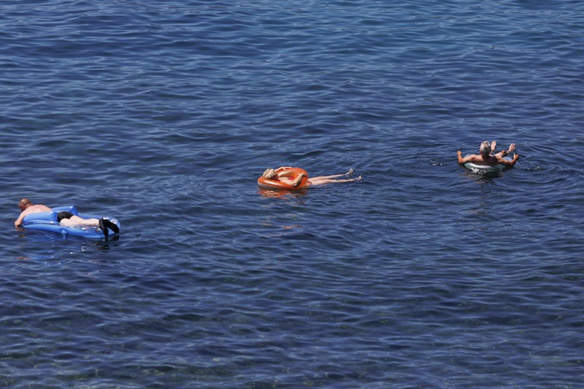 Rijeka: Građani i turisti uživaju u morskim aktivnostima na plaži Ploče