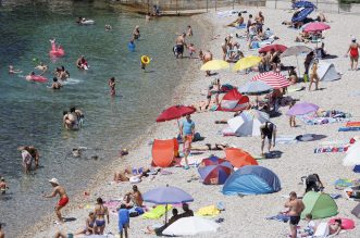 Rijeka: Građani i turisti uživaju u morskim aktivnostima na plaži Ploče