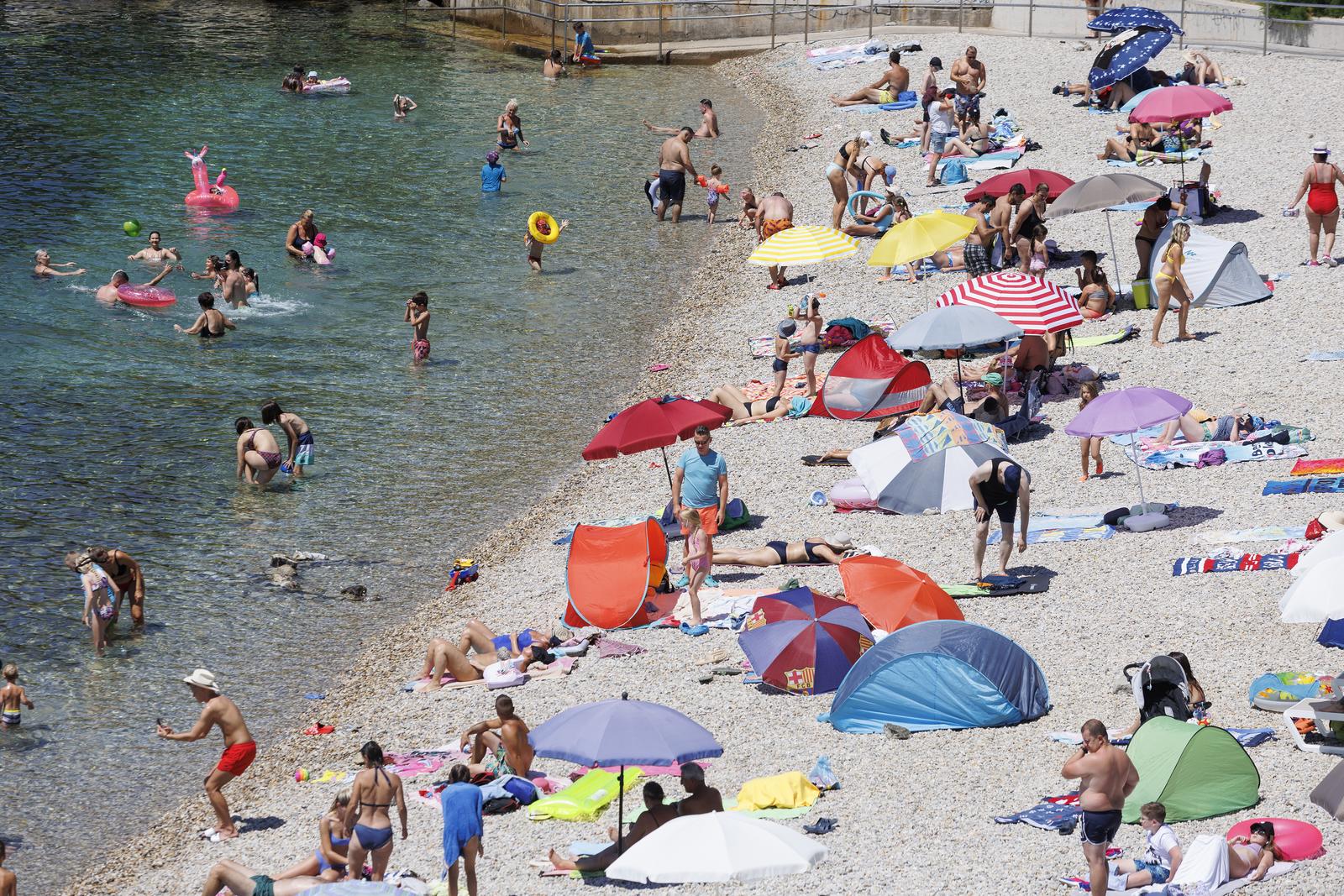 Rijeka: Građani i turisti uživaju u morskim aktivnostima na plaži Ploče Rijeka: Građani i turisti uživaju u morskim aktivnostima na plaži Ploče