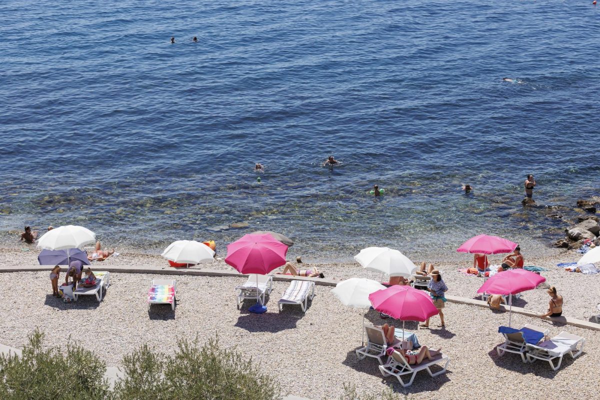 Rijeka: Građani i turisti uživaju u morskim aktivnostima na plaži Ploče