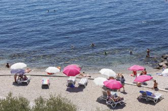 Rijeka: Građani i turisti uživaju u morskim aktivnostima na plaži Ploče