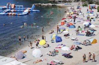 Rijeka: Građani i turisti uživaju u morskim aktivnostima na plaži Ploče