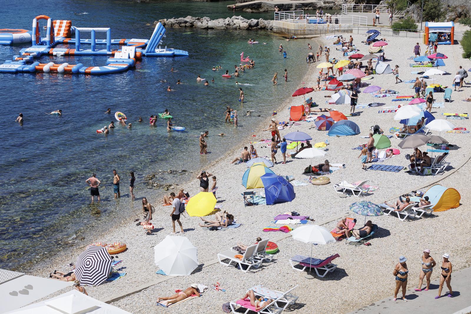 Rijeka: Građani i turisti uživaju u morskim aktivnostima na plaži Ploče Rijeka: Građani i turisti uživaju u morskim aktivnostima na plaži Ploče