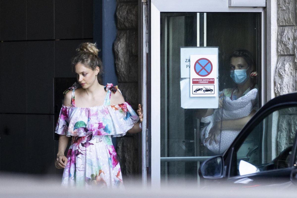 Hana Huljić  Grašo u društvu majke i novorođene kćeri napustila bolnicu