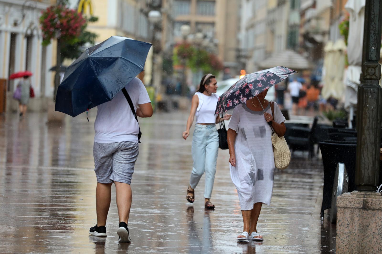 Pljusak u Rijeci osvježio prolaznike na Korzu