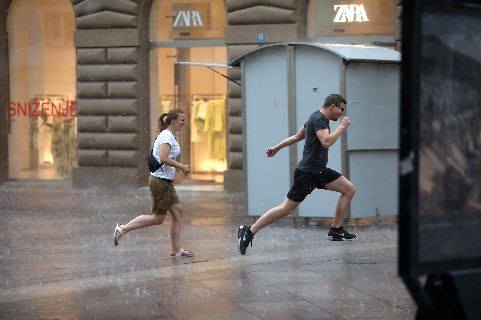 Pljusak u Rijeci osvježio prolaznike na Korzu