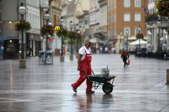 Pljusak u Rijeci osvježio prolaznike na Korzu