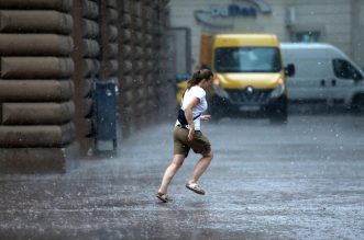 Pljusak u Rijeci osvježio prolaznike na Korzu