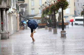 Pljusak u Rijeci osvježio prolaznike na Korzu