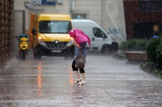 Pljusak u Rijeci osvježio prolaznike na Korzu