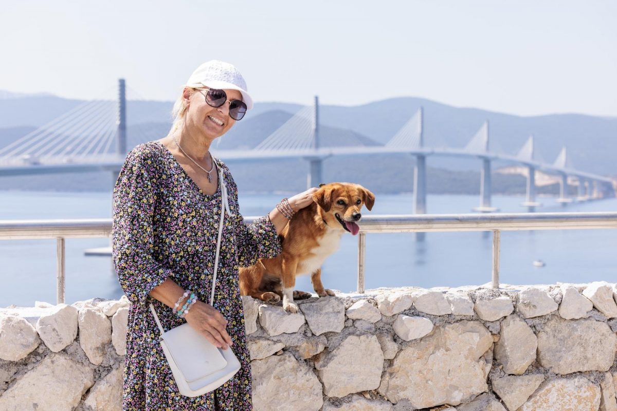 Komarna: Ukrajinka Valentina Leko sa suprugom Antom i psom Medom prošetala je Pelješkim mostom