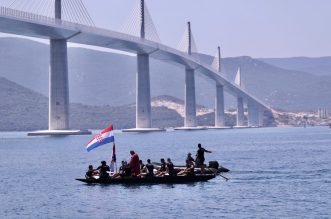 Revijalna utrka neretvanskih lađa ispod Pelješkog mosta