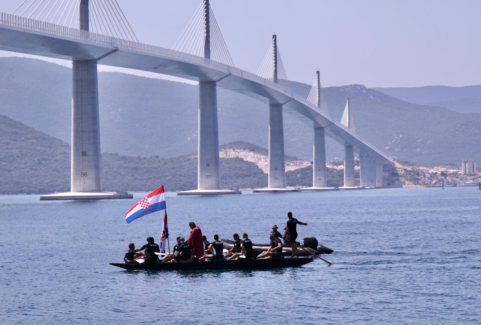 Revijalna utrka neretvanskih lađa ispod Pelješkog mosta