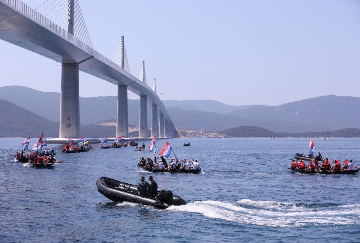 Revijalna utrka neretvanskih lađa ispod Pelješkog mosta