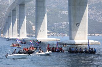 Revijalna utrka neretvanskih lađa ispod Pelješkog mosta