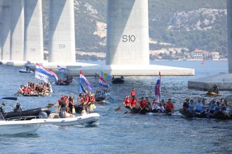 Revijalna utrka neretvanskih lađa ispod Pelješkog mosta