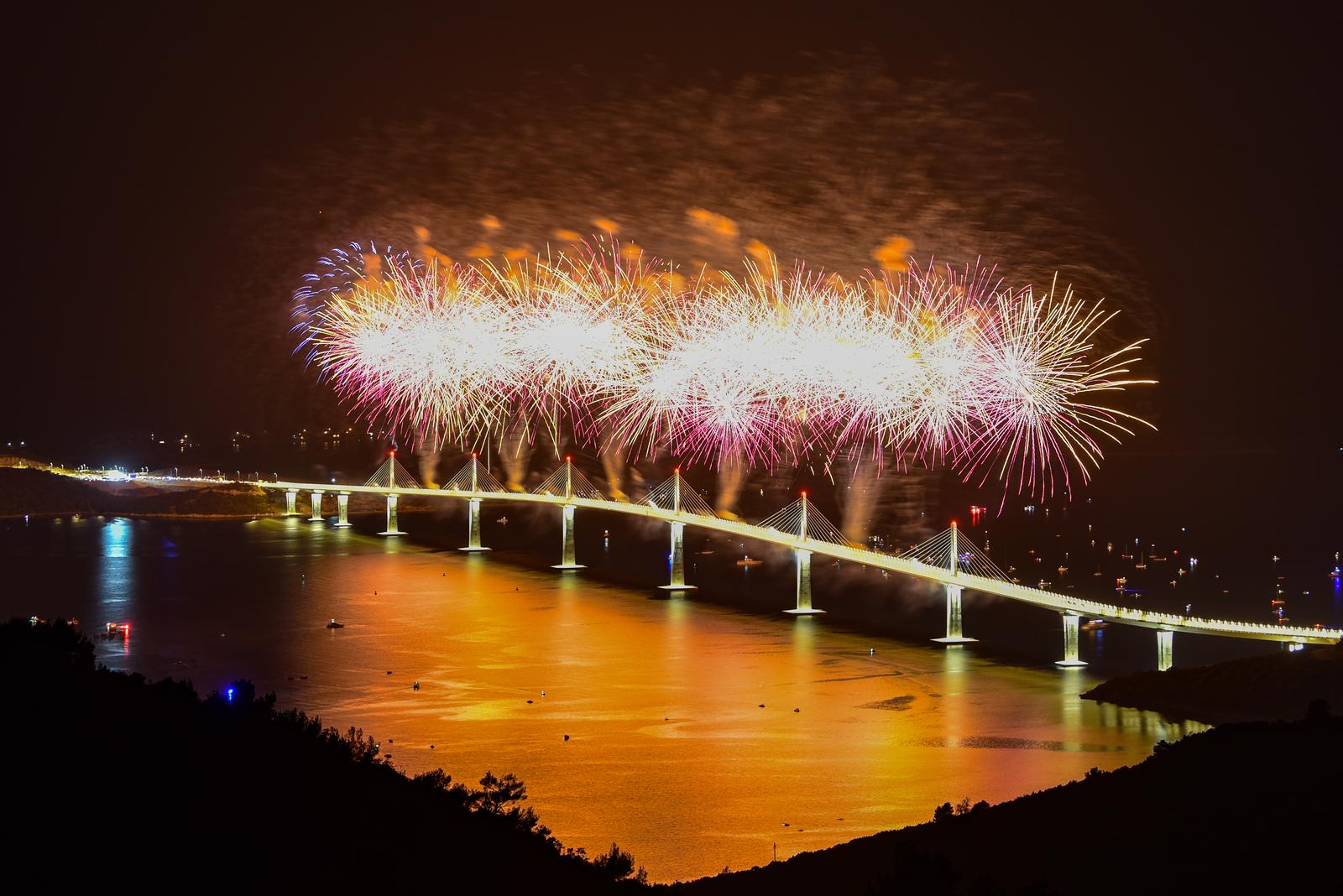Vatromet nakon svečanosti otvorenja Pelješkog mosta
