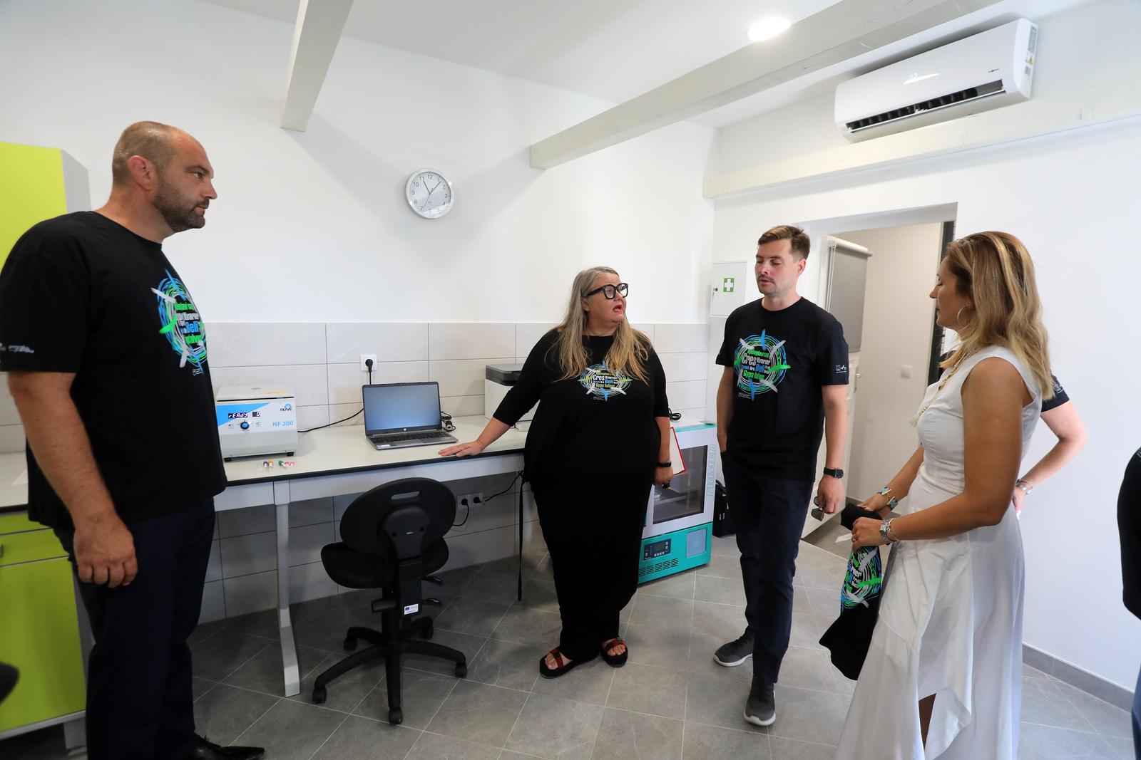 Na Cresu je svečano otvorena novouređena “bolnica” za supove Na Cresu je svečano otvorena novouređena “bolnica” za supove