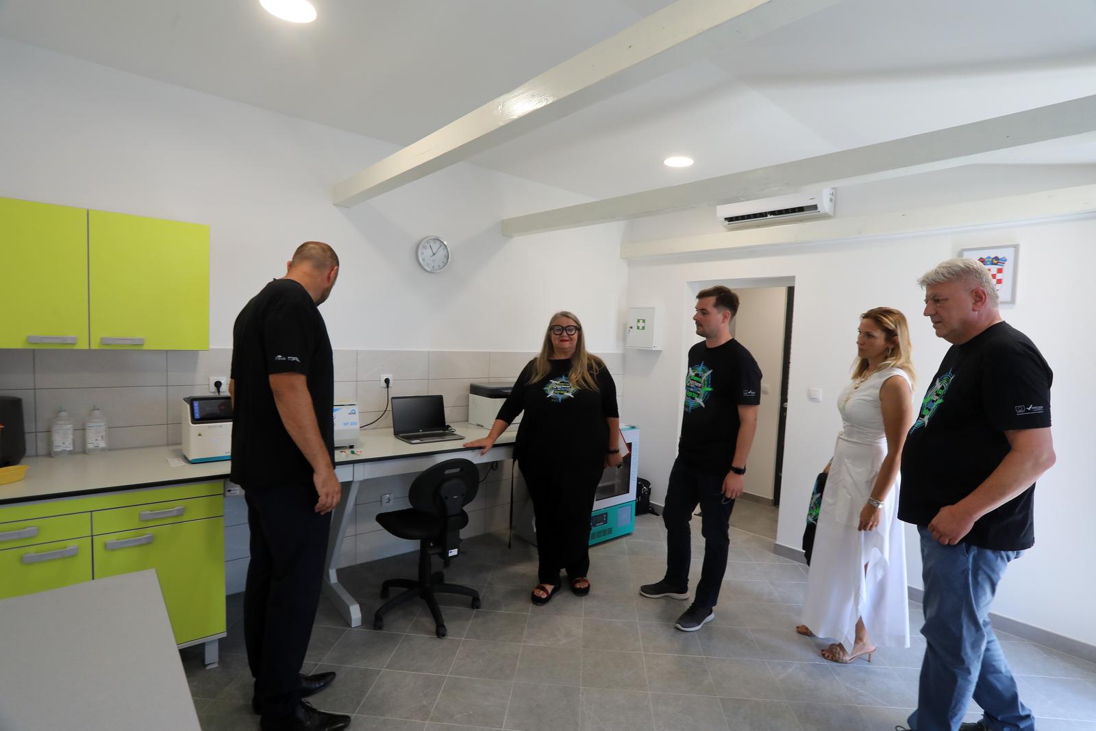 Na Cresu je svečano otvorena novouređena “bolnica” za supove Na Cresu je svečano otvorena novouređena “bolnica” za supove