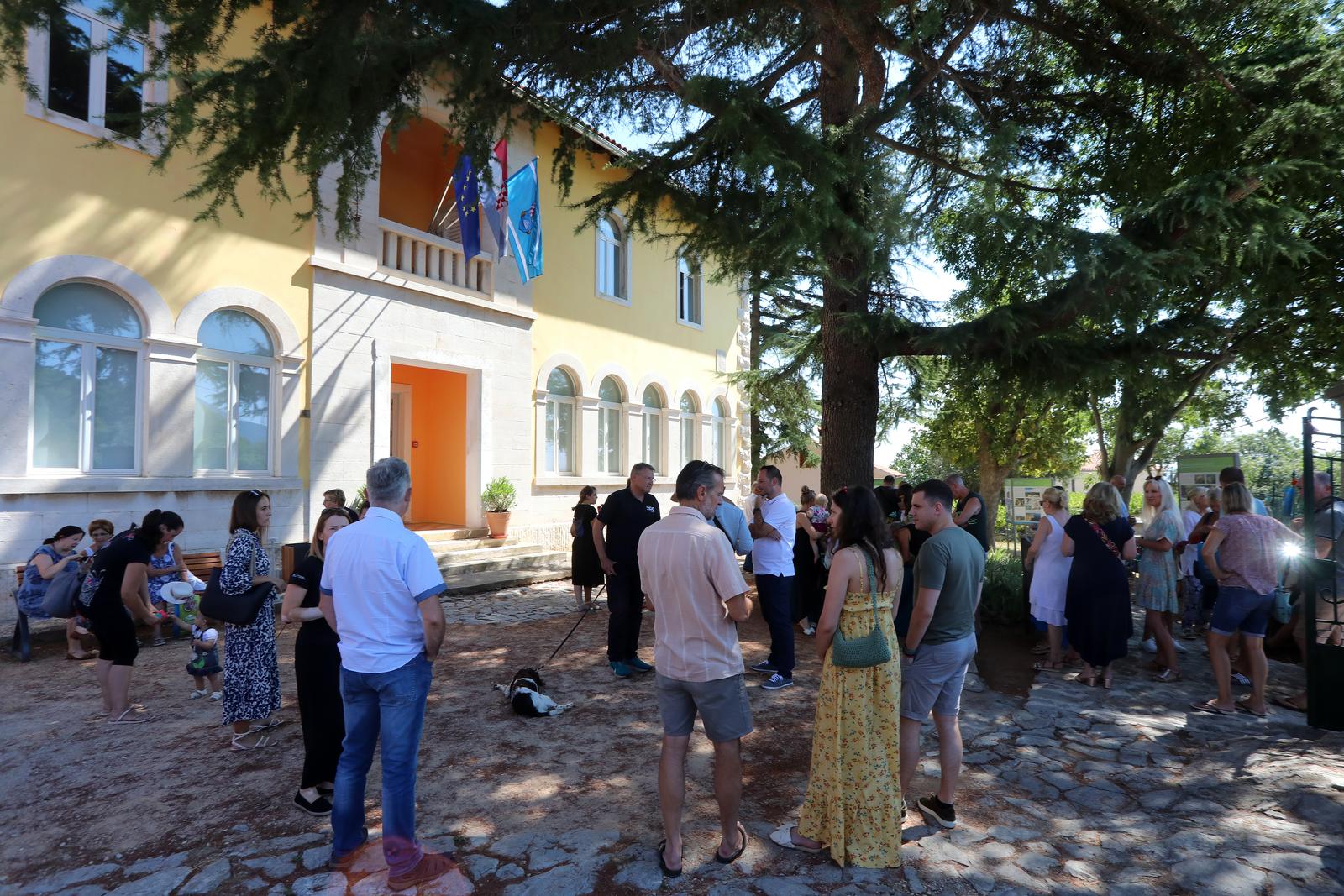 Na Cresu je svečano otvorena novouređena “bolnica” za supove Na Cresu je svečano otvorena novouređena “bolnica” za supove