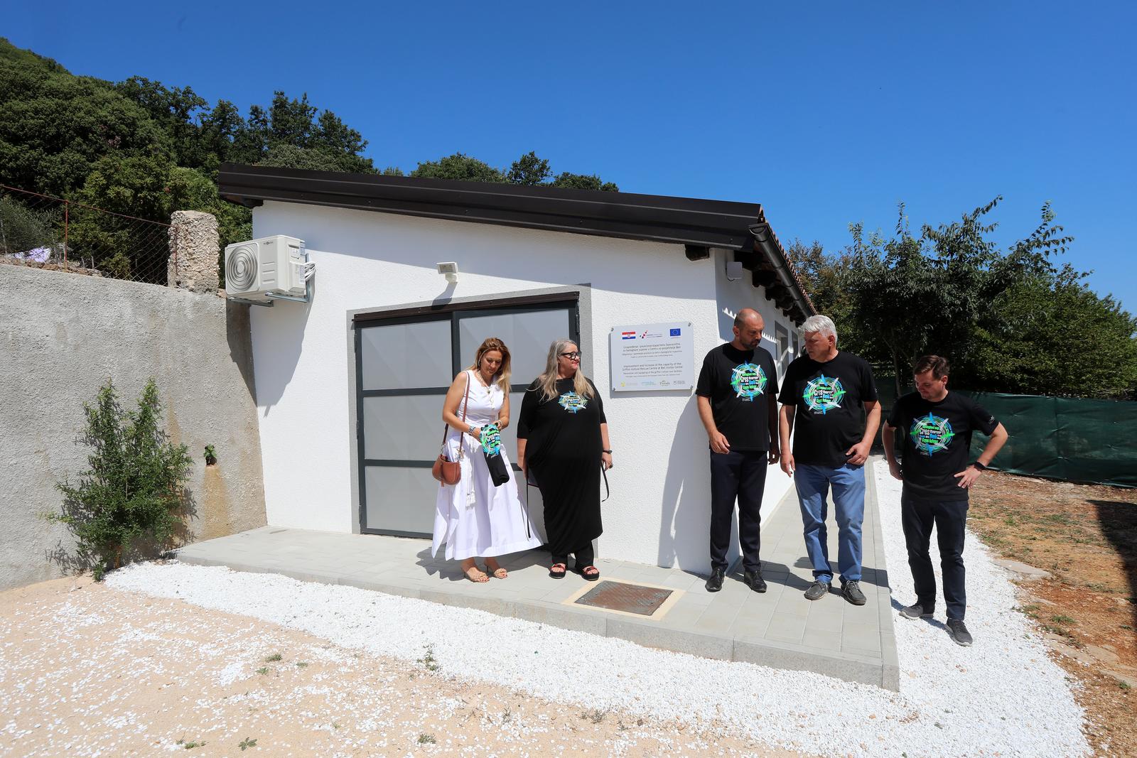 Na Cresu je svečano otvorena novouređena “bolnica” za supove Na Cresu je svečano otvorena novouređena “bolnica” za supove