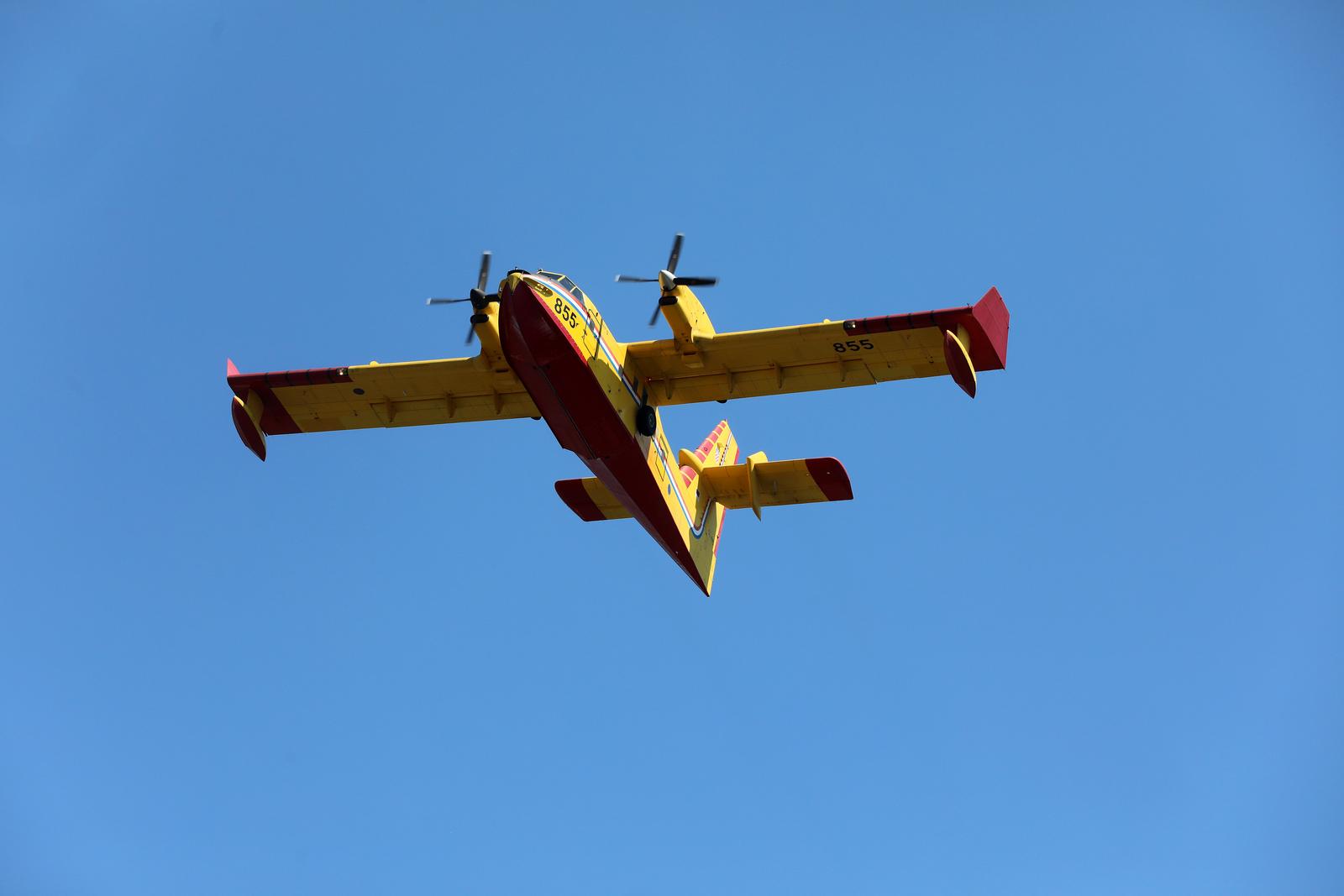 Dva kanadera uzimaju vodu iz mora pred Opatijom i lete u pravcu Slovenije Dva kanadera uzimaju vodu iz mora pred Opatijom i lete u pravcu Slovenije