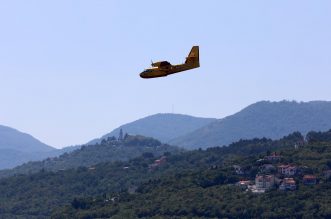 Dva kanadera uzimaju vodu iz mora pred Opatijom i lete u pravcu Slovenije