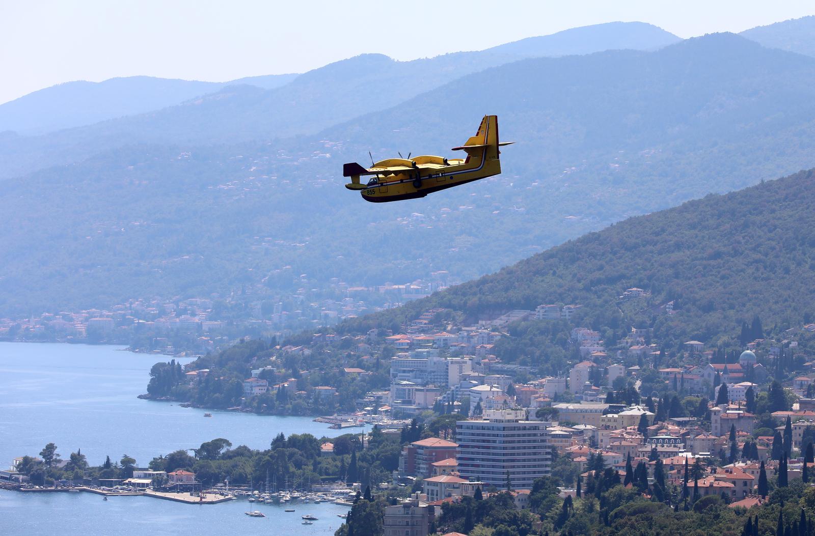 Dva kanadera uzimaju vodu iz mora pred Opatijom i lete u pravcu Slovenije Dva kanadera uzimaju vodu iz mora pred Opatijom i lete u pravcu Slovenije