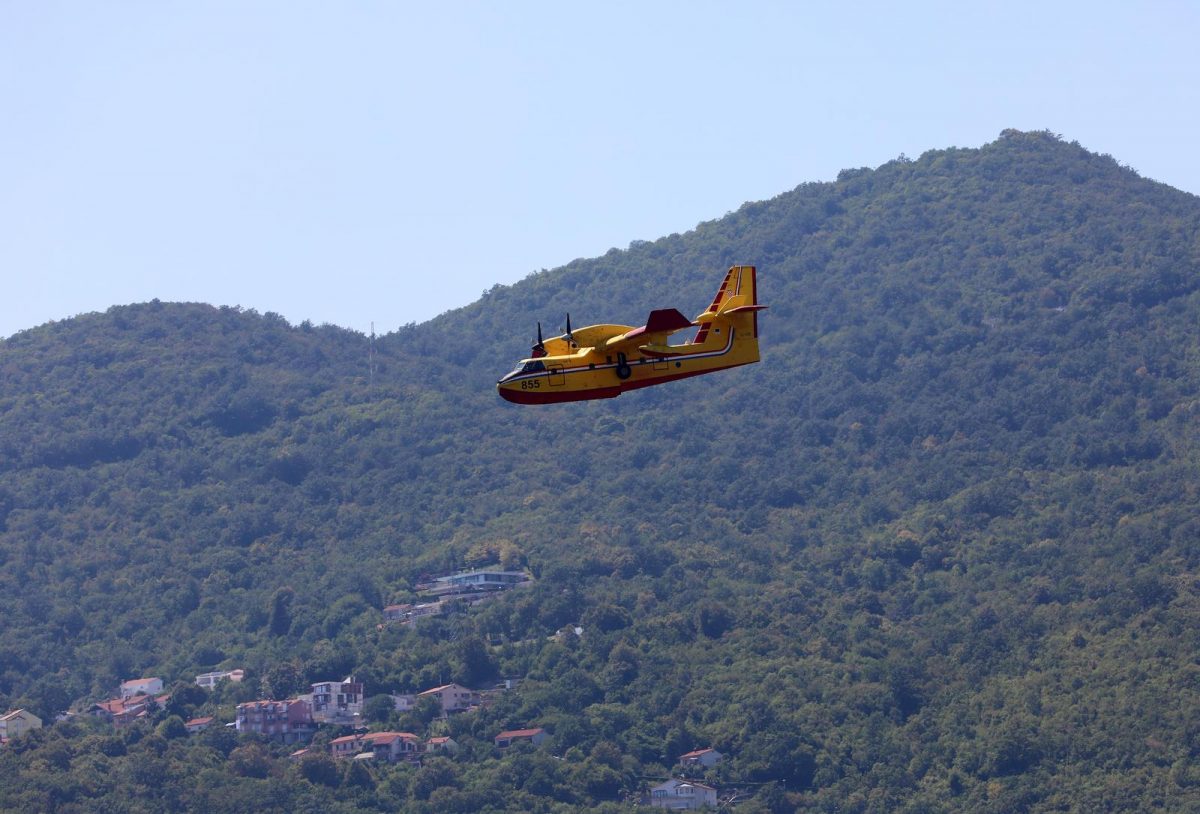Dva kanadera uzimaju vodu iz mora pred Opatijom i lete u pravcu Slovenije