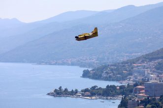 Dva kanadera uzimaju vodu iz mora pred Opatijom i lete u pravcu Slovenije