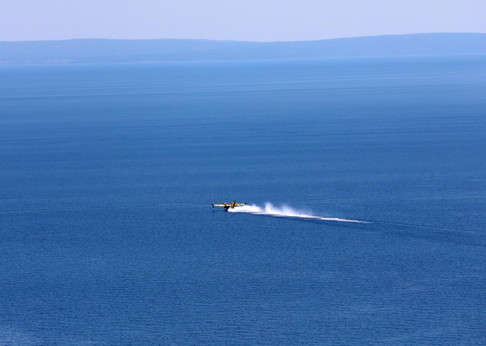 Dva kanadera uzimaju vodu iz mora pred Opatijom i lete u pravcu Slovenije Dva kanadera uzimaju vodu iz mora pred Opatijom i lete u pravcu Slovenije