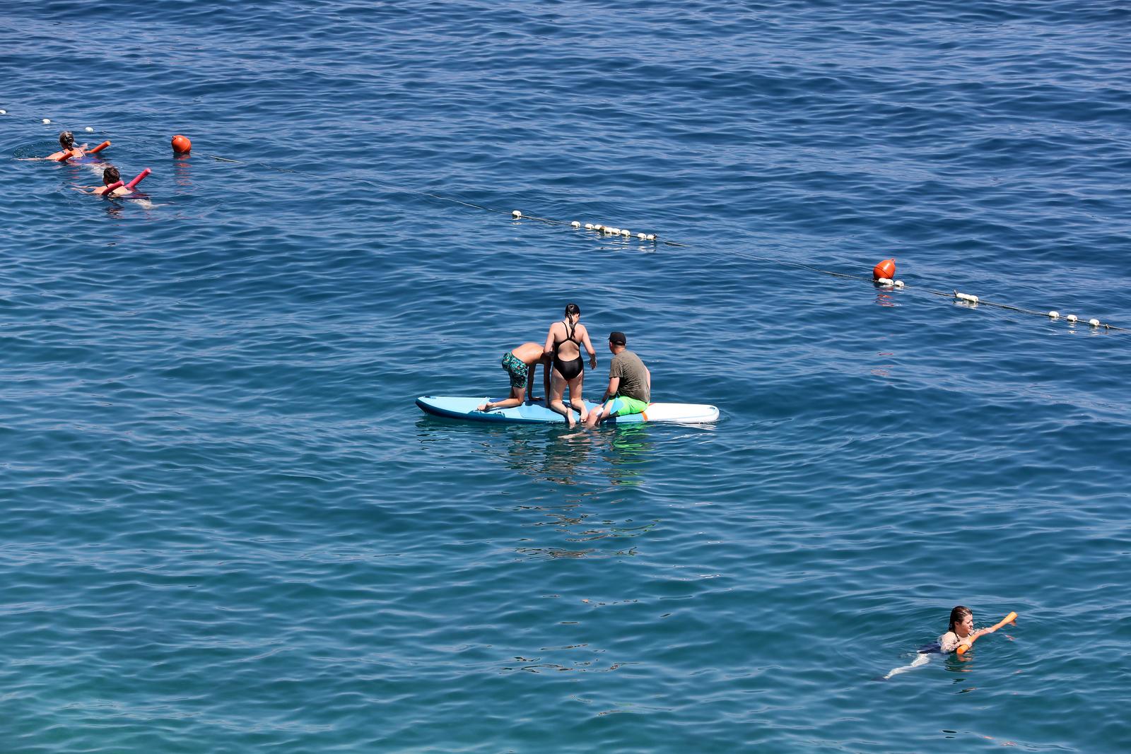 Plaža u Medveji prepuna je kupača